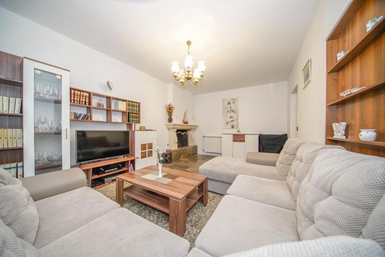 Apartman Mate Splitska Exteriér fotografie